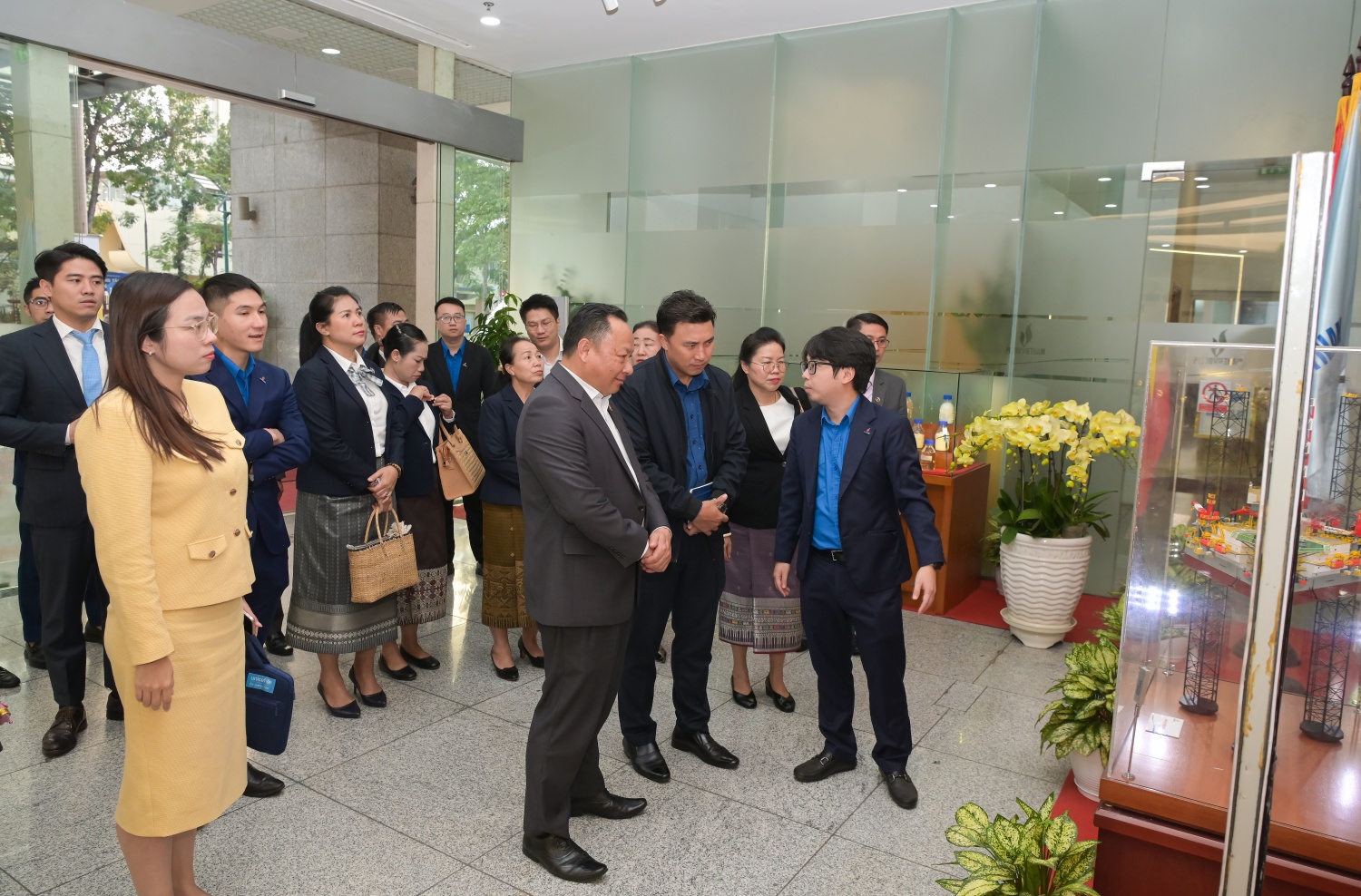 Phó Bí thư Thường trực Đảng ủy Trần Quang Dũng tiếp Đoàn đại biểu Trung ương Đoàn Thanh niên Nhân dân Cách mạng Lào Petrovietnam đón Đoàn đại biểu Trung ương Đoàn Thanh niên Nhân dân Cách mạng Lào đến thăm và làm việc