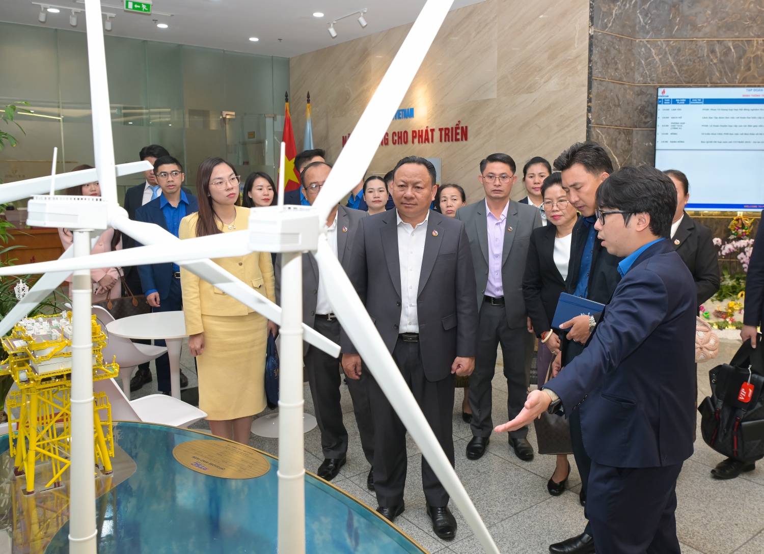 Phó Bí thư Thường trực Đảng ủy Trần Quang Dũng tiếp Đoàn đại biểu Trung ương Đoàn Thanh niên Nhân dân Cách mạng Lào Petrovietnam đón Đoàn đại biểu Trung ương Đoàn Thanh niên Nhân dân Cách mạng Lào đến thăm và làm việc