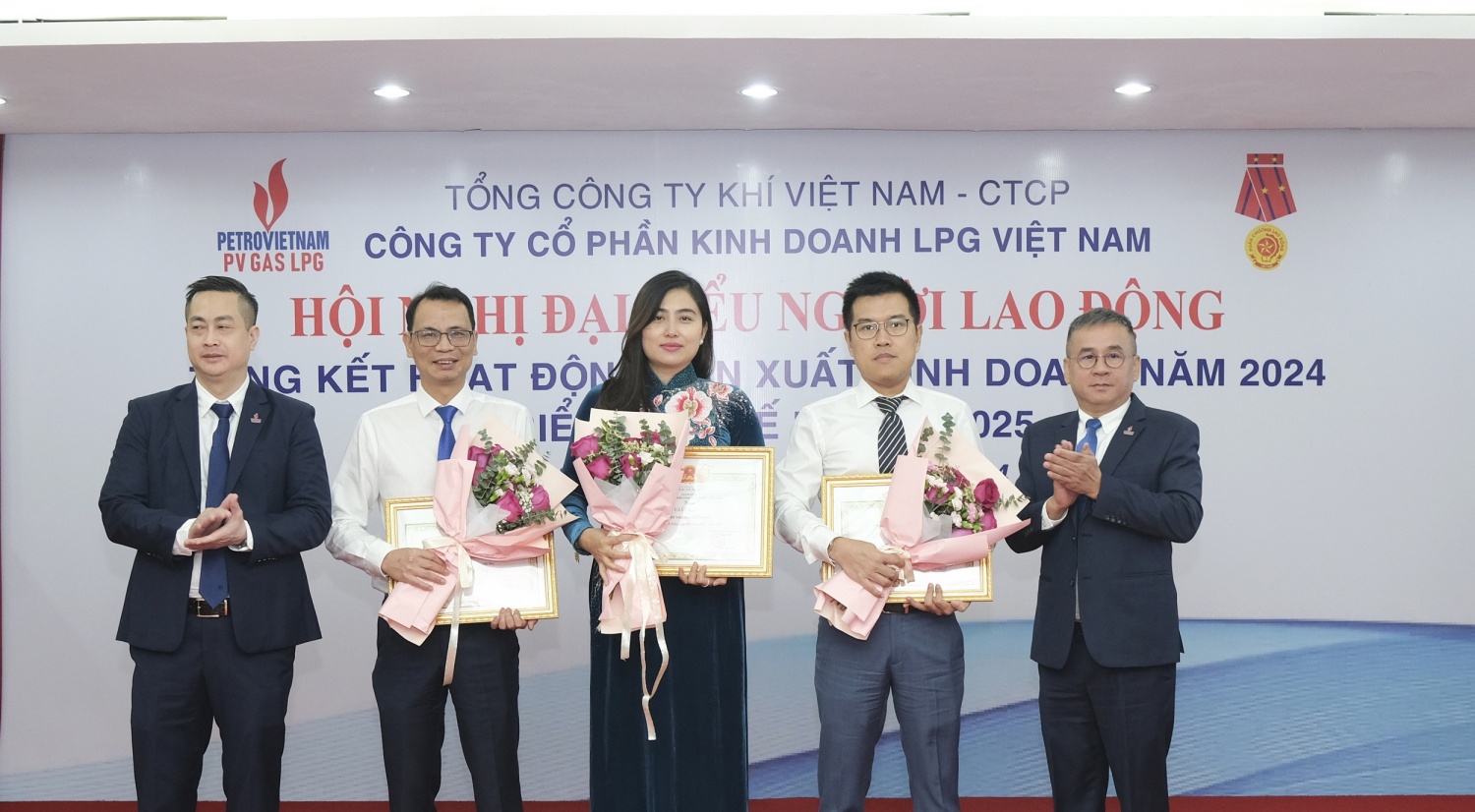 Khen thưởng các điển hình tập thể lao động năm 2024 Khen thưởng các điển hình tập thể lao động năm 2024