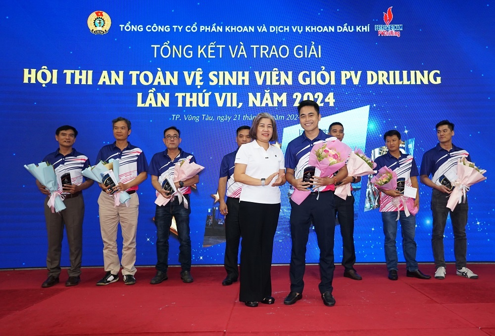 Bà Đỗ Thái Hà – Trưởng ban Chính sách pháp luật Công đoàn Dầu khí Việt Nam trao giải Nhì cho PVD Training Công đoàn quản trị rủi ro
