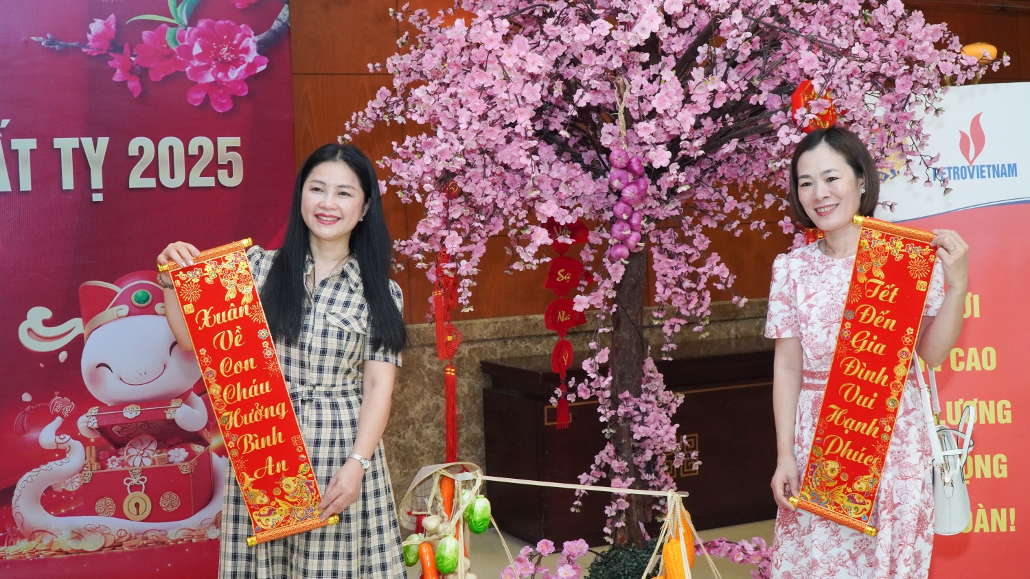 Kỷ niệm 33 năm Ngày thành lập CĐ DKVN: Cuộc gặp mặt xúc động và ý nghĩa của các thế hệ cán bộ công đoàn Kỷ niệm 33 năm Ngày thành lập CĐ DKVN: Cuộc gặp mặt xúc động và ý nghĩa của các thế hệ cán bộ công đoàn