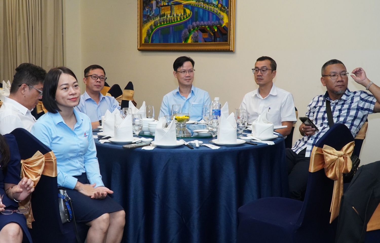 Kỷ niệm 33 năm Ngày thành lập CĐ DKVN: Cuộc gặp mặt xúc động và ý nghĩa của các thế hệ cán bộ công đoàn Kỷ niệm 33 năm Ngày thành lập CĐ DKVN: Cuộc gặp mặt xúc động và ý nghĩa của các thế hệ cán bộ công đoàn