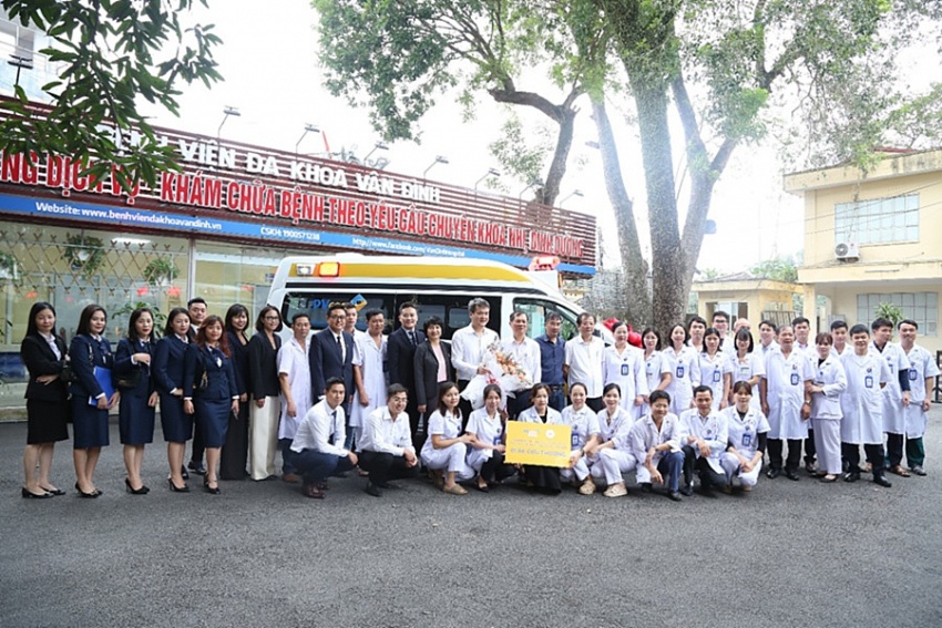 PVcomBank trao tặng xe cứu thương cho Bệnh viện Đa khoa Vân Đình