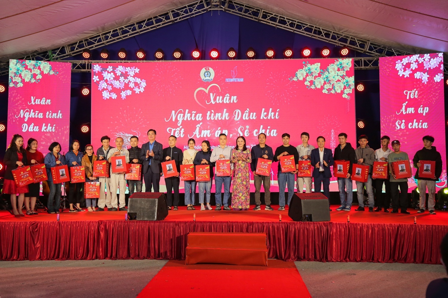 CĐ DKVN trao quà Tết cho NLĐ Dầu khí Hải Phòng trong chương trình “Xuân nghĩa tình Dầu khí - Tết ấm áp, sẻ chia” năm 2024. CĐ DKVN trao quà Tết cho NLĐ Dầu khí Hải Phòng trong chương trình “Xuân nghĩa tình Dầu khí - Tết ấm áp, sẻ chia” năm 2024.
