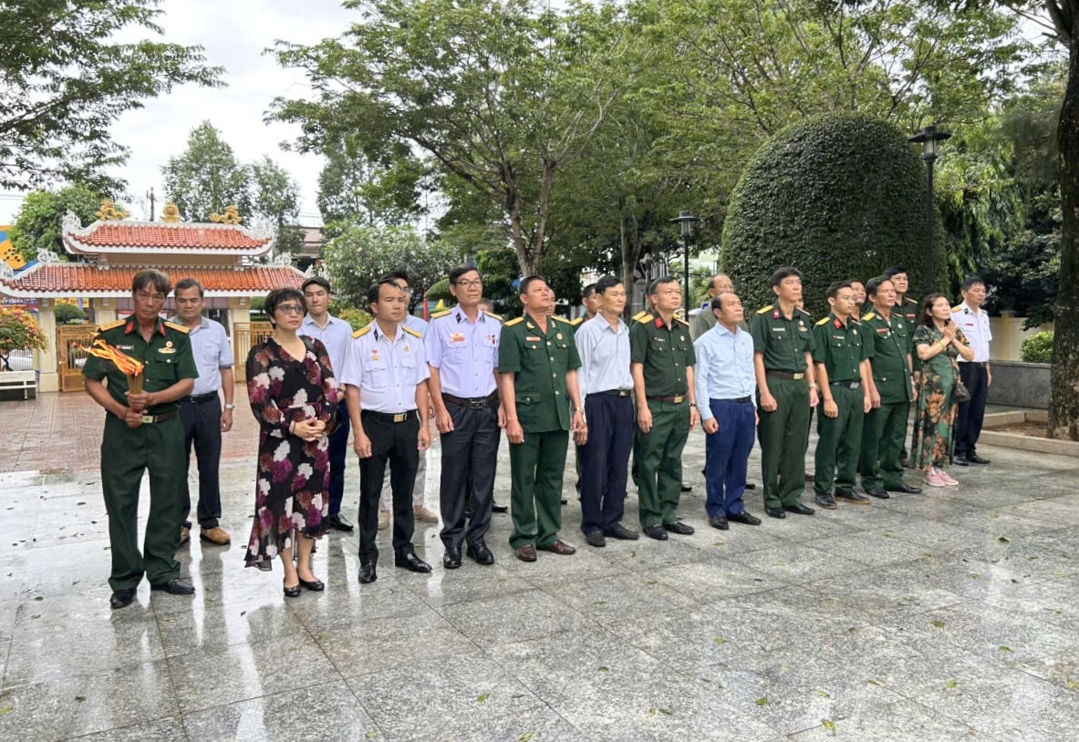Hội CCB Tập đoàn Dầu khí Quốc gia Việt Nam dâng hương tượng đài Võ Thị Sáu Hội Cựu chiến binh Tập đoàn Dầu khí Quốc gia Việt Nam dâng hương tại tượng đài Võ Thị Sáu