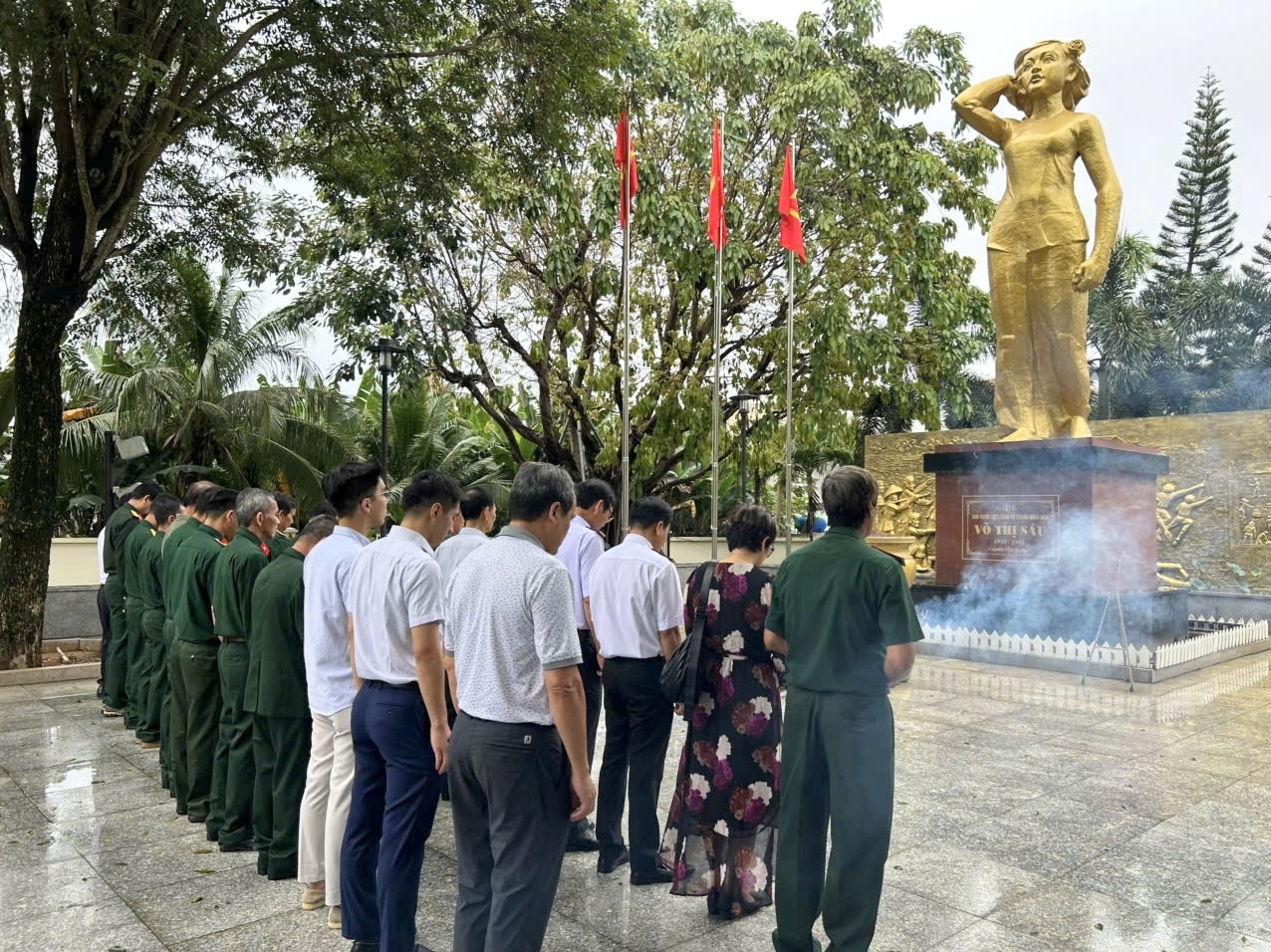Hội CCB Tập đoàn Dầu khí Quốc gia Việt Nam dâng hương tượng đài Võ Thị Sáu Hội Cựu chiến binh Tập đoàn Dầu khí Quốc gia Việt Nam dâng hương tại tượng đài Võ Thị Sáu