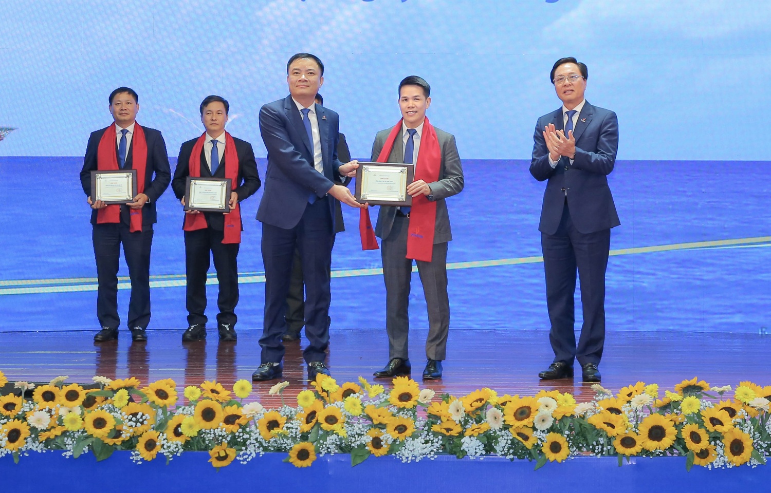 Tổng Giám đốc PV GAS nhận vinh danh của Petrovietnam cho đơn vị điển hình xuất sắc của Tập đoàn Tổng Giám đốc PV GAS nhận vinh danh của Petrovietnam cho đơn vị điển hình xuất sắc của Tập đoàn