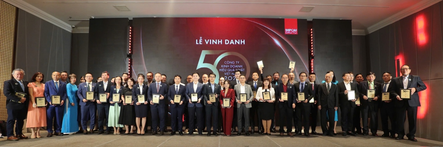 Đại diện PVI chụp hình lưu niệm cùng BCT và Top 50 PVI năm thứ 3 liên tiếp được vinh danh “Top 50 Công ty kinh doanh hiệu quả nhất Việt Nam”