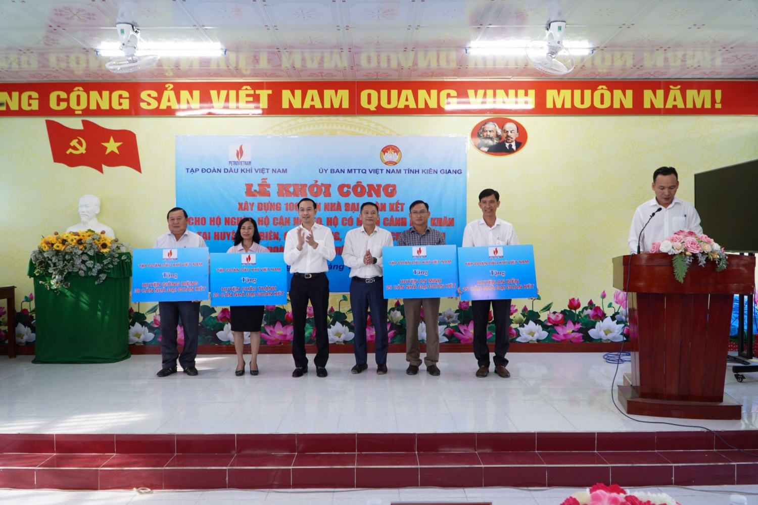 Khởi công 120 căn nhà Đại đoàn kết vùng Tây Nam Bộ: Ấm áp nghĩa tình Dầu khí Khởi công 120 căn nhà Đại đoàn kết vùng Tây Nam Bộ: Ấm áp nghĩa tình dầu khí
