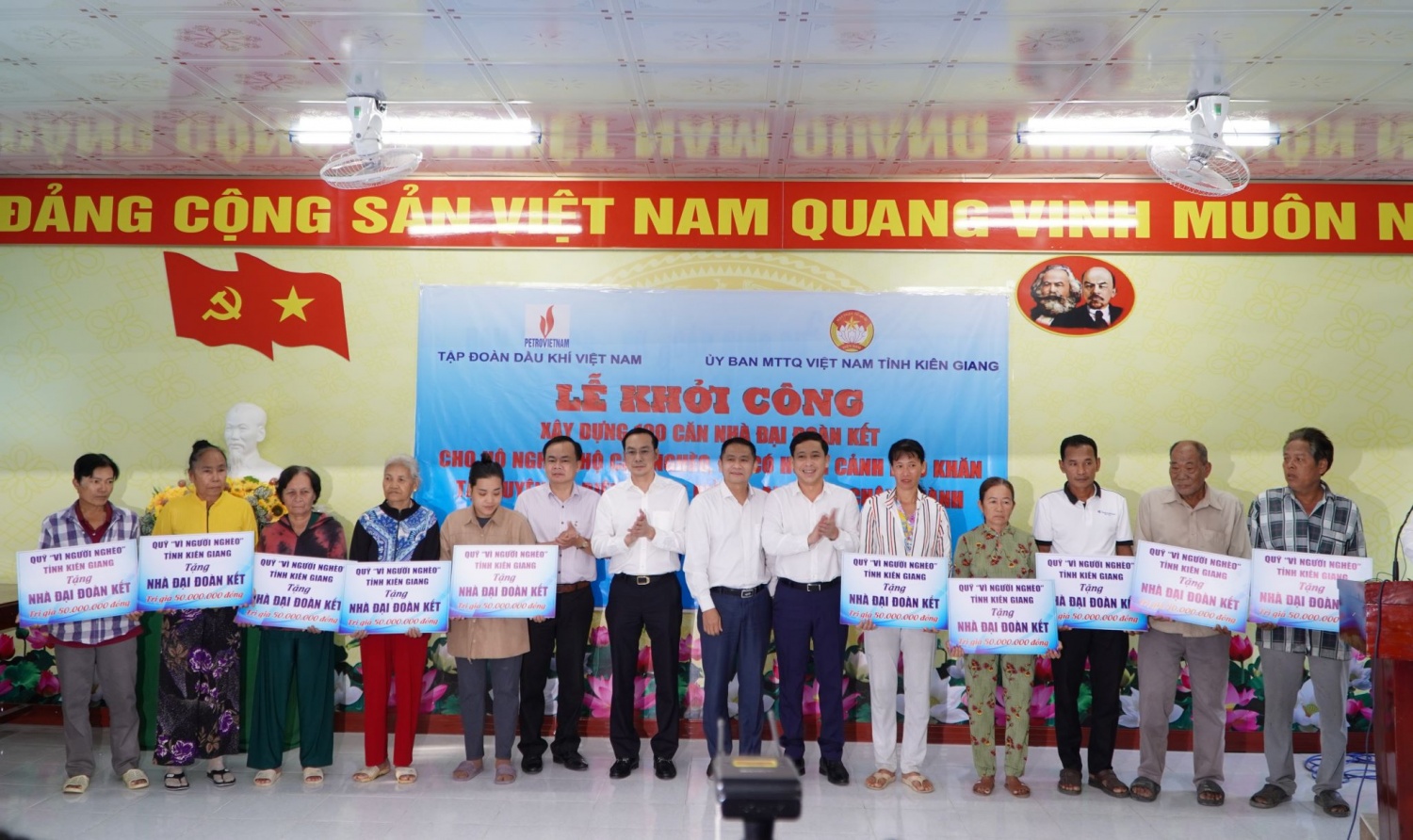 Khởi công 120 căn nhà Đại đoàn kết vùng Tây Nam Bộ: Ấm áp nghĩa tình Dầu khí Khởi công 120 căn nhà Đại đoàn kết vùng Tây Nam Bộ: Ấm áp nghĩa tình dầu khí