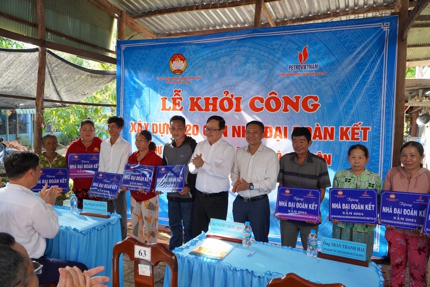 Khởi công 120 căn nhà Đại đoàn kết vùng Tây Nam Bộ: Ấm áp nghĩa tình dầu khí Khởi công 120 căn nhà Đại đoàn kết vùng Tây Nam Bộ: Ấm áp nghĩa tình dầu khí