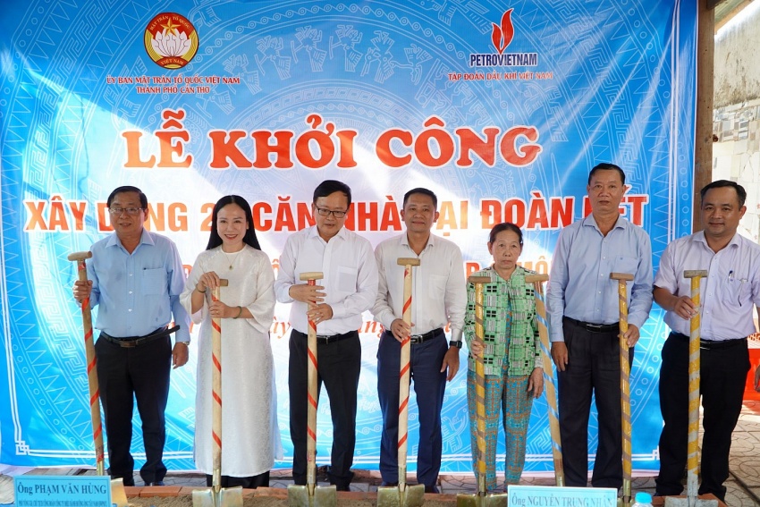 Khởi công 120 căn nhà Đại đoàn kết vùng Tây Nam Bộ: Ấm áp nghĩa tình dầu khí Khởi công 120 căn nhà Đại đoàn kết vùng Tây Nam Bộ: Ấm áp nghĩa tình dầu khí