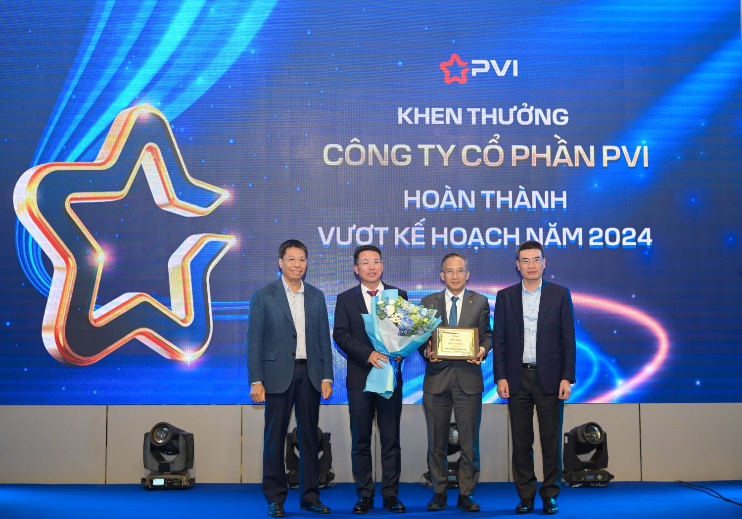 Lãnh đạo Petrovietnam tặng hoa và bằng khen “Hoàn thành vượt kế hoạch năm 2024” cho lãnh đạo PVI PVI: Doanh thu hợp nhất năm 2024 ước đạt 21.478 tỷ đồng, hoàn thành 123% kế hoạch năm