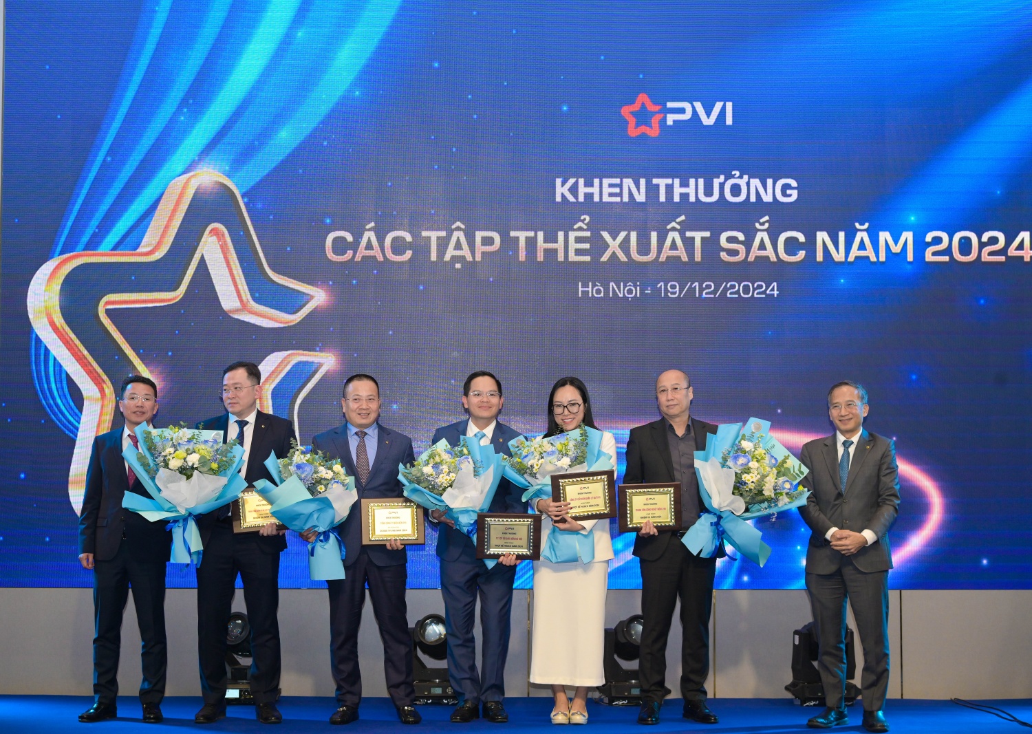 Lãnh đạo PVI tặng hoa và bằng khen cho đại diện các đơn vị thành viên, chi nhánh thuộc PVI có thành tích xuất sắc năm 2024 PVI: Doanh thu hợp nhất năm 2024 ước đạt 21.478 tỷ đồng, hoàn thành 123% kế hoạch năm