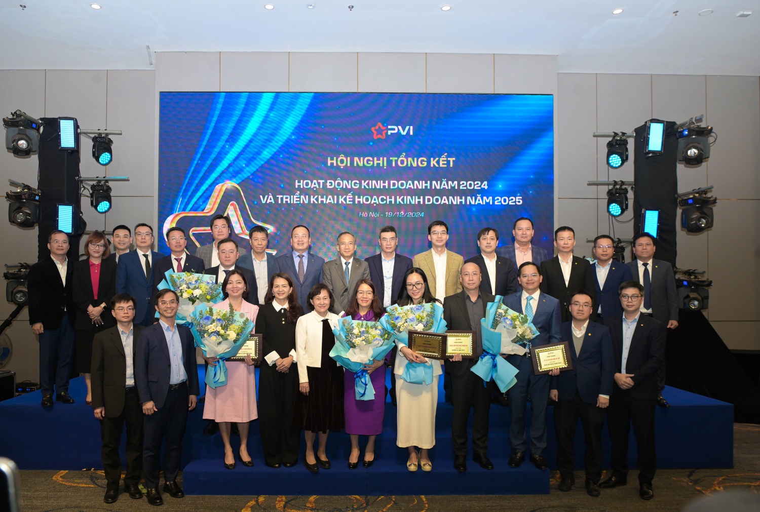 Các đại biểu chụp ảnh lưu niệm tại Hội nghị PVI: Doanh thu hợp nhất năm 2024 ước đạt 21.478 tỷ đồng, hoàn thành 123% kế hoạch năm