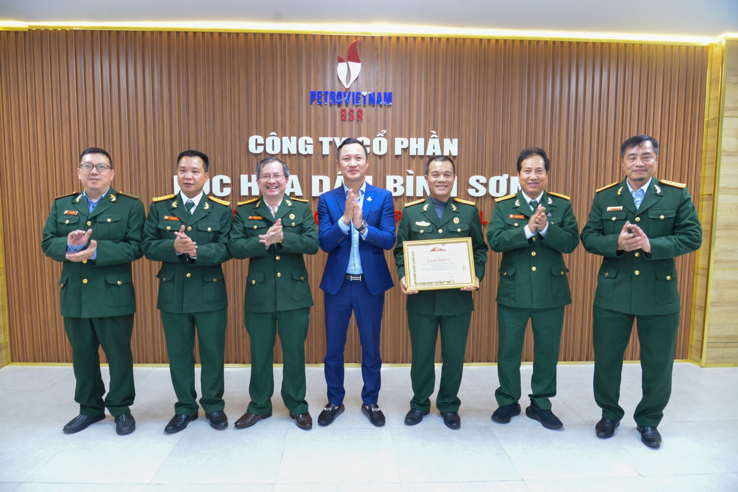 Đại diện lãnh đạo BSR khen thưởng cho những đóng góp tích cực của Hội CCB trong năm 2024. Đại diện lãnh đạo BSR khen thưởng cho những đóng góp tích cực của Hội CCB trong năm 2024.