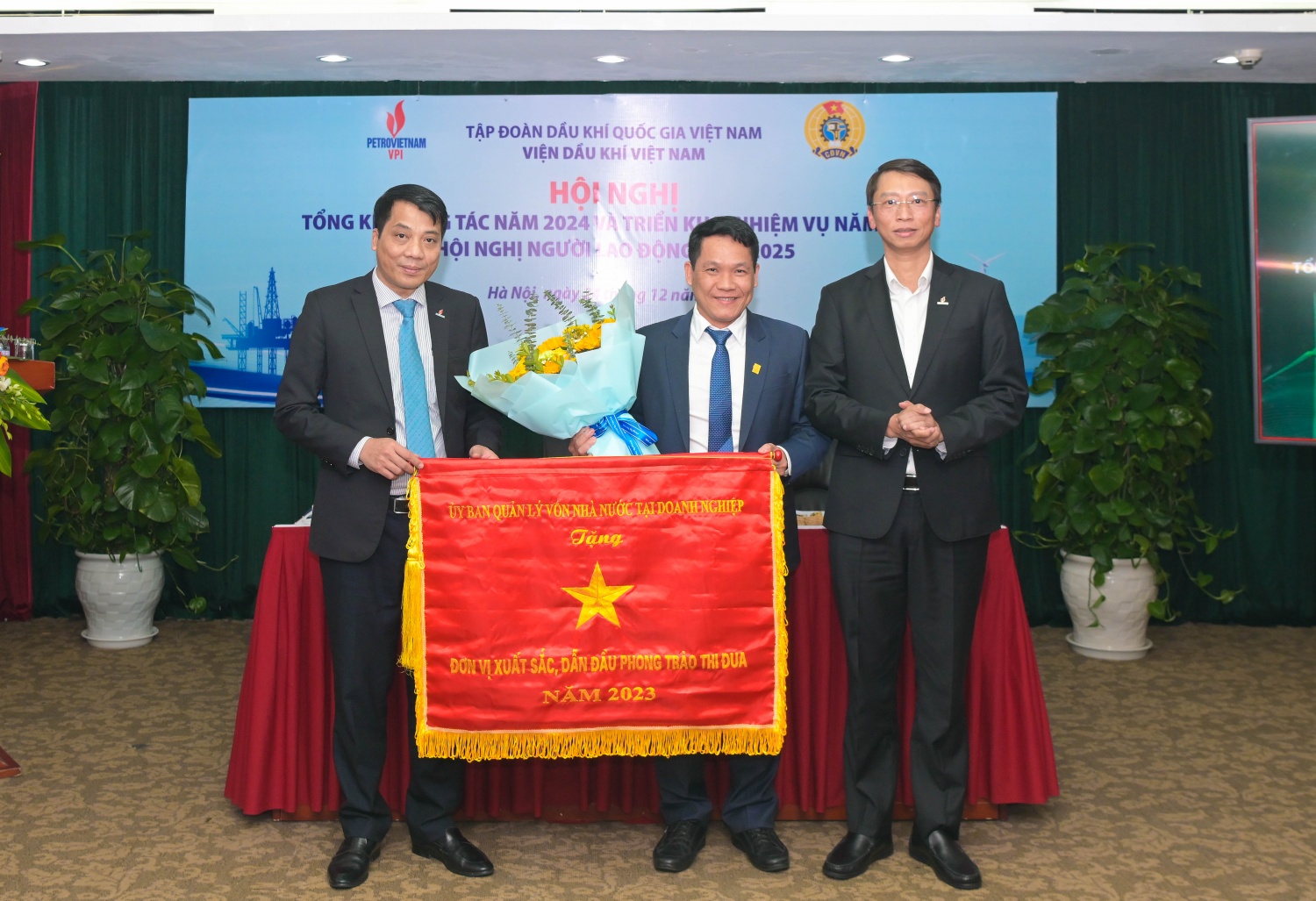 Lãnh đạo VPI nhận cờ thi đua của Ủy ban Quản lý vốn nhà nước tại doanh nghiệp Lãnh đạo VPI nhận cờ thi đua của Ủy ban Quản lý vốn nhà nước tại doanh nghiệp