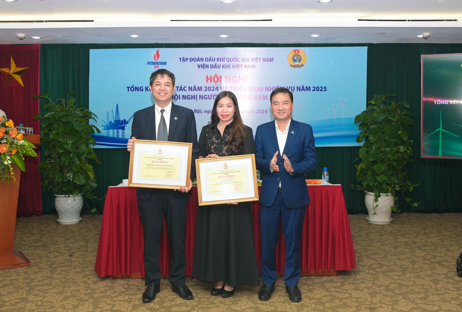 Phó Chủ tịch CĐ DKVN Vũ Anh Tuấn tặng bằng khen cho đại diện tập thể và cá nhân Công đoàn cơ sở VPI Phó Chủ tịch CĐ DKVN Vũ Anh Tuấn tặng bằng khen cho đại diện tập thể và cá nhân Công đoàn cơ sở VPI