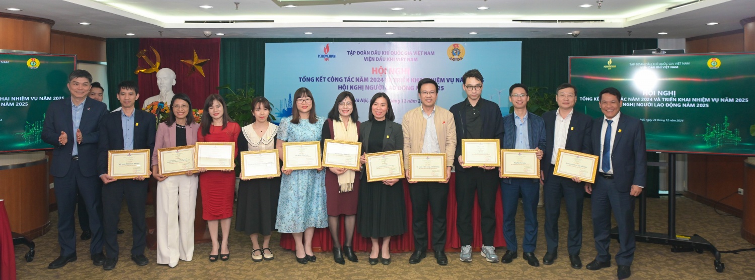 Đại diện các Ban ,Văn phòng, Trung tâm, Bộ phận thuộc VPI khu vực phía Bắc nhận bằng khen của Viện trưởng Viện Dầu khí Việt Nam Đại diện các Ban ,Văn phòng, Trung tâm, Bộ phận thuộc VPI khu vực phía Bắc nhận bằng khen của Viện trưởng Viện Dầu khí Việt Nam