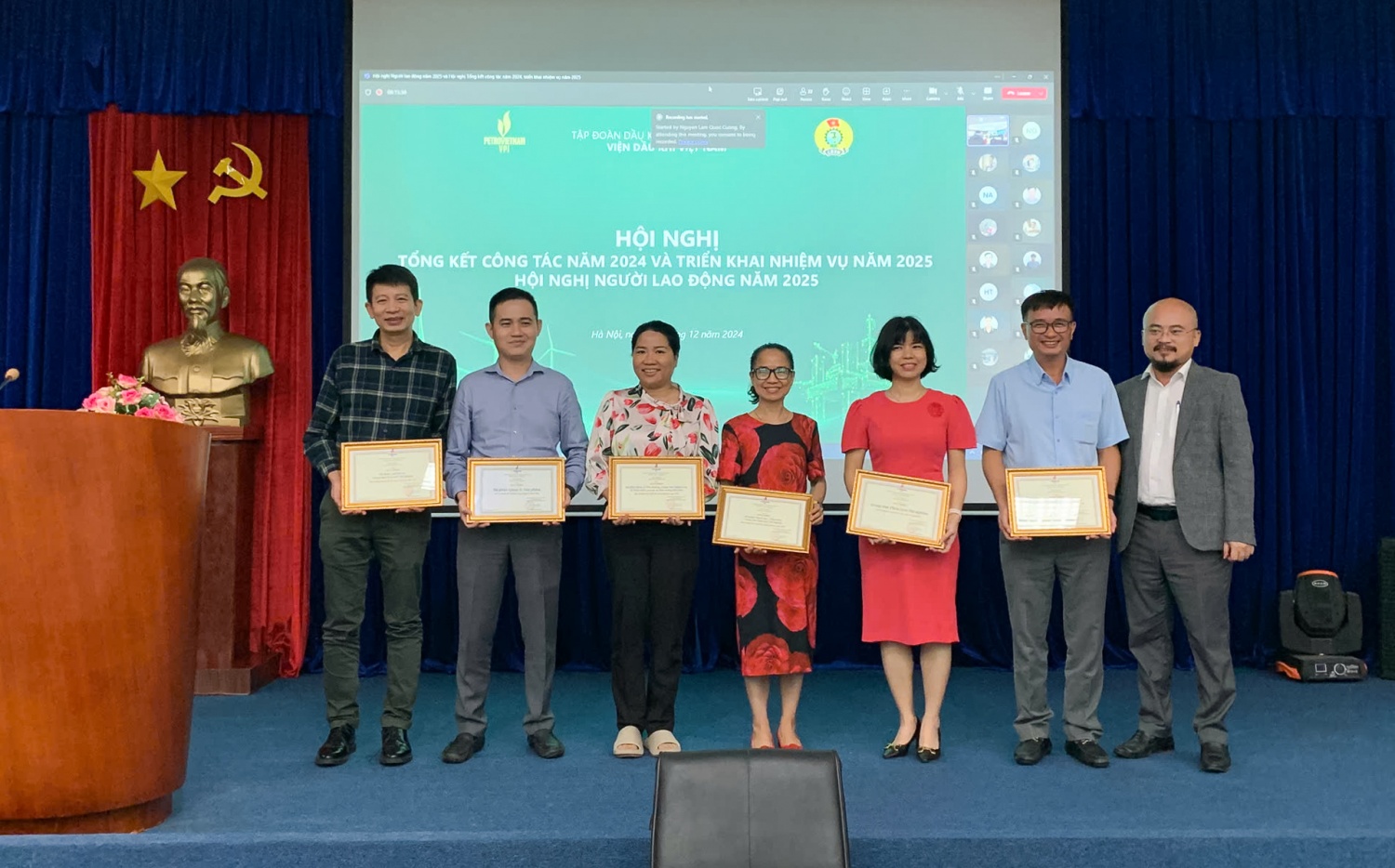 Đại diện các Ban ,Văn phòng, Trung tâm, Bộ phận thuộc VPI khu vực phía Nam nhận bằng khen của Viện trưởng Viện Dầu khí Việt Nam Đại diện các Ban ,Văn phòng, Trung tâm, Bộ phận thuộc VPI khu vực phía Nam nhận bằng khen của Viện trưởng Viện Dầu khí Việt Nam