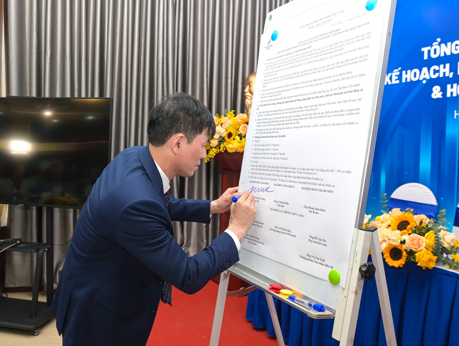 Các đại biểu ký giao ước thi đua 2025 Các đại biểu ký giao ước thi đua 2025