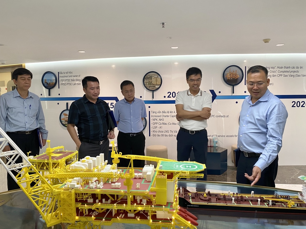 Ông Trần Hoài Nam - Phó tổng giám đốc PTSC chia sẻ: “Sao vàng Đất Việt là giải thưởng rất uy tín của các doanh nghiệp Việt Nam, chúng tôi rất tự hào khi đã đạt giải thưởng ở các năm về trước. Về phía PTSC, chúng tôi vẫn tiếp tục nâng cao ý thức trách nhiệm trong việc gìn giữ giải thưởng và phát huy hơn nữa tinh thần, uy tín, trách nhiệm của doanh nghiệp Việt Ông Trần Hoài Nam - Phó tổng giám đốc PTSC chia sẻ: “Sao vàng Đất Việt là giải thưởng rất uy tín của các doanh nghiệp Việt Nam, chúng tôi rất tự hào khi đã đạt giải thưởng ở các năm về trước. Về phía PTSC, chúng tôi vẫn tiếp tục nâng cao ý thức trách nhiệm trong việc gìn giữ giải thưởng và phát huy hơn nữa tinh thần, uy tín, trách nhiệm của doanh nghiệp Việt