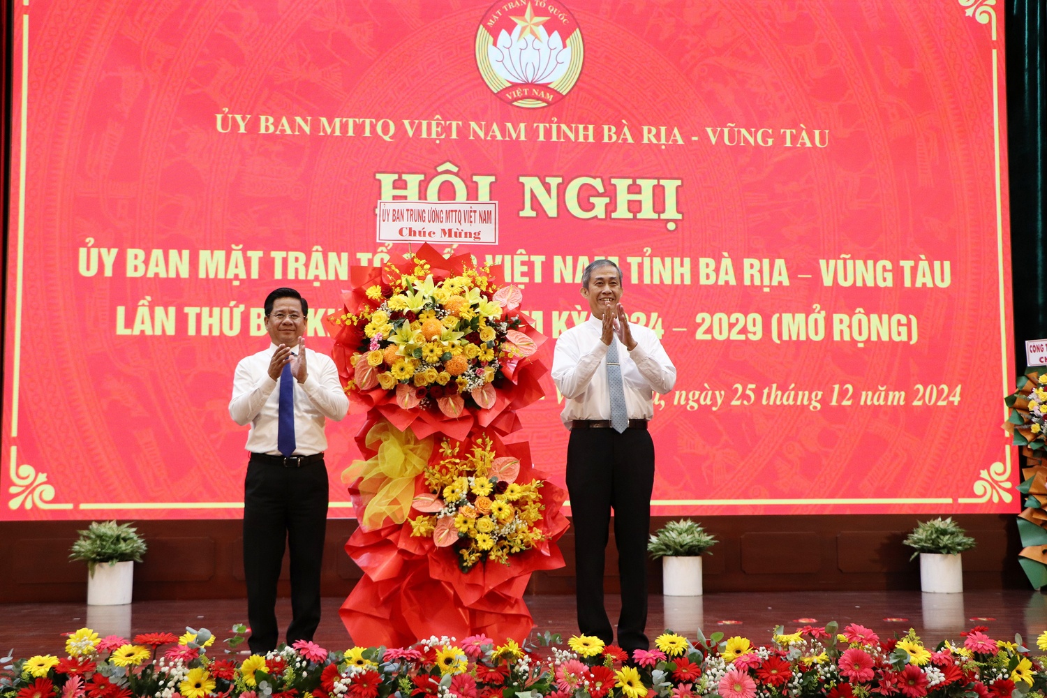 Ông Võ Văn Thiện, Ủy viên Ủy ban Trung ương MTTQ Việt Nam, Trưởng Ban Công tác phía Nam Ủy ban Trung ương MTTQ Việt Nam tặng hoa chúc mừng Hội nghị Ông Võ Văn Thiện, Ủy viên Ủy ban Trung ương MTTQ Việt Nam, Trưởng Ban Công tác phía Nam Ủy ban Trung ương MTTQ Việt Nam tặng hoa chúc mừng Hội nghị