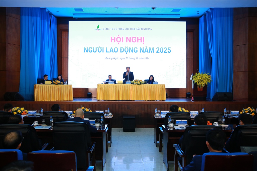 Đoàn Chủ tịch điều hành Hội nghị Người lao động: Ông Bùi Ngọc Dương - Phó Bí thư Đảng ủy, Tổng Giám đốc, đại diện Người sử dụng lao động BSR; ông Nguyễn Tấn Dũng - Chủ tịch CĐCS; bà Trương Thị Thu Hà - Phó Chủ tịch CĐCS. Đoàn Chủ tịch điều hành Hội nghị Người lao động: Ông Bùi Ngọc Dương - Phó Bí thư Đảng ủy, Tổng Giám đốc, đại diện Người sử dụng lao động BSR; ông Nguyễn Tấn Dũng - Chủ tịch CĐCS; bà Trương Thị Thu Hà - Phó Chủ tịch CĐCS.
