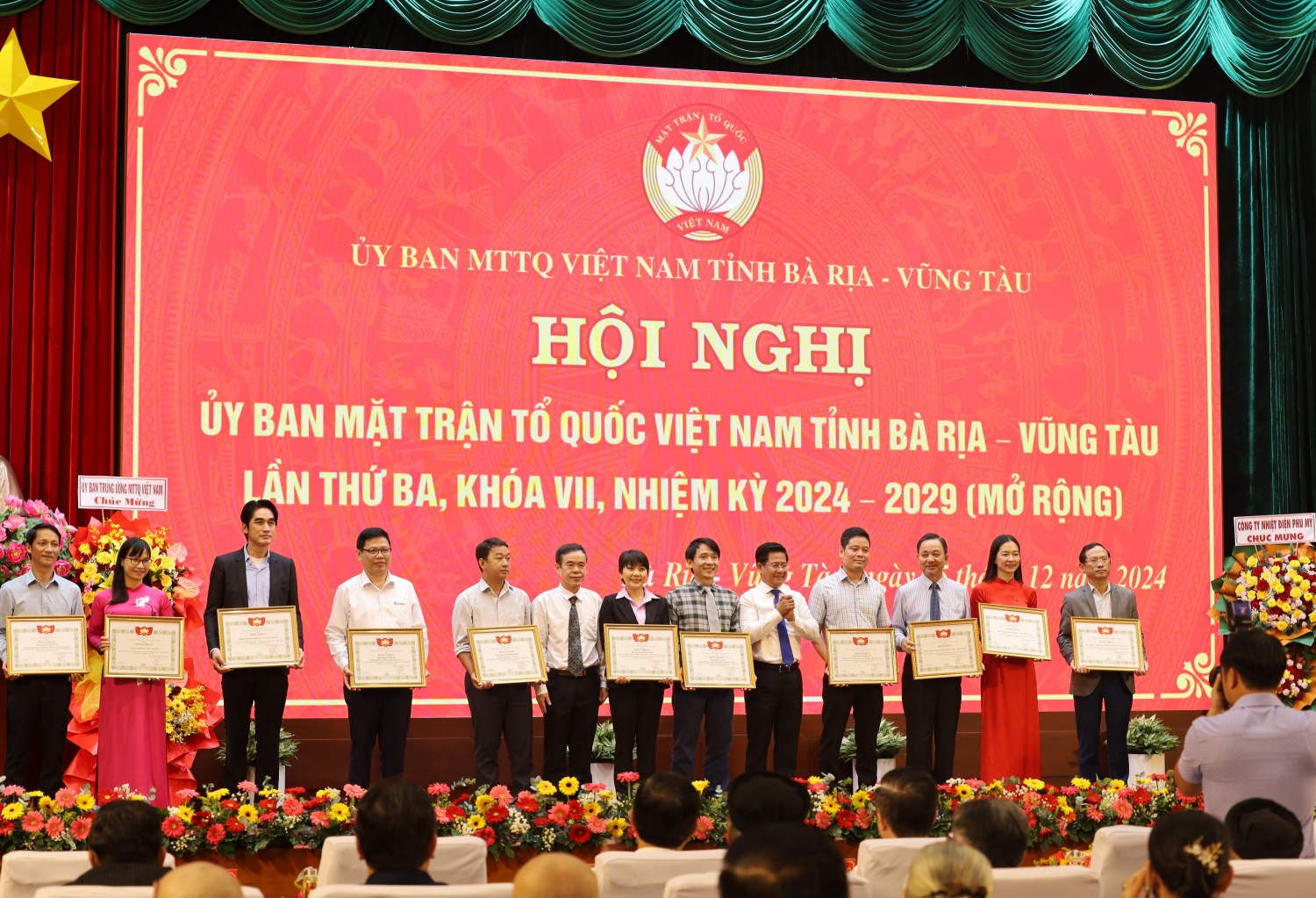 Lãnh đạo Ủy ban MTTQ tỉnh Bà Rịa – Vũng Tàu tặng bằng khen cho các đơn vị xuất sắc trong công tác Mặt trận, trong đó có PV GAS Lãnh đạo Ủy ban MTTQ tỉnh Bà Rịa – Vũng Tàu tặng bằng khen cho các đơn vị xuất sắc trong công tác Mặt trận, trong đó có PV GAS