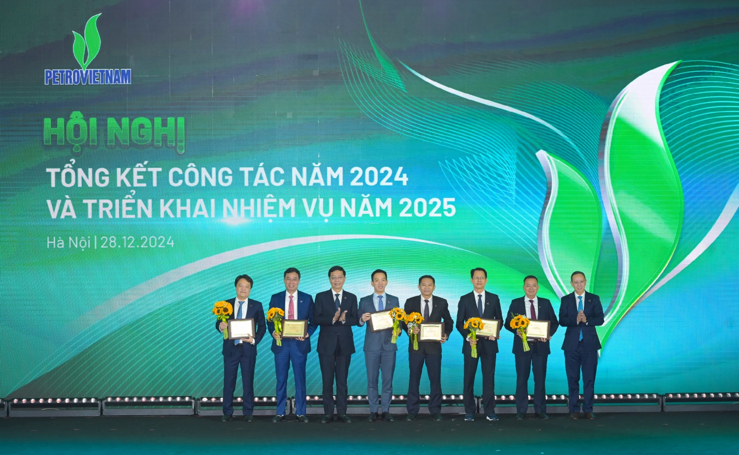 Vinh danh các tập thể xuất sắc đóng góp vào sự phát triển bền vững và tăng trưởng của Petrovietnam năm 2024 Vinh danh các tập thể xuất sắc đóng góp vào sự phát triển bền vững và tăng trưởng của Petrovietnam năm 2024
