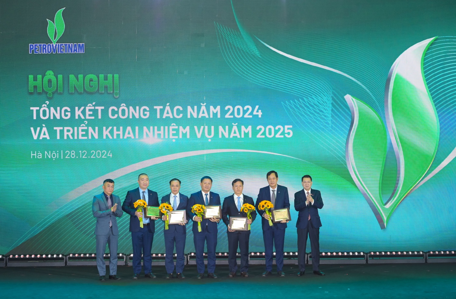 Vinh danh các tập thể xuất sắc đóng góp vào sự phát triển bền vững và tăng trưởng của Petrovietnam năm 2024 Vinh danh các tập thể xuất sắc đóng góp vào sự phát triển bền vững và tăng trưởng của Petrovietnam năm 2024