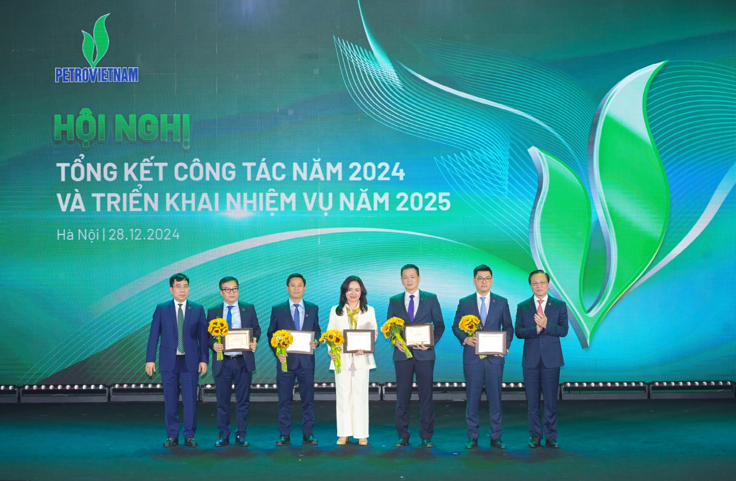 Vinh danh các tập thể xuất sắc đóng góp vào sự phát triển bền vững và tăng trưởng của Petrovietnam năm 2024 Vinh danh các tập thể xuất sắc đóng góp vào sự phát triển bền vững và tăng trưởng của Petrovietnam năm 2024