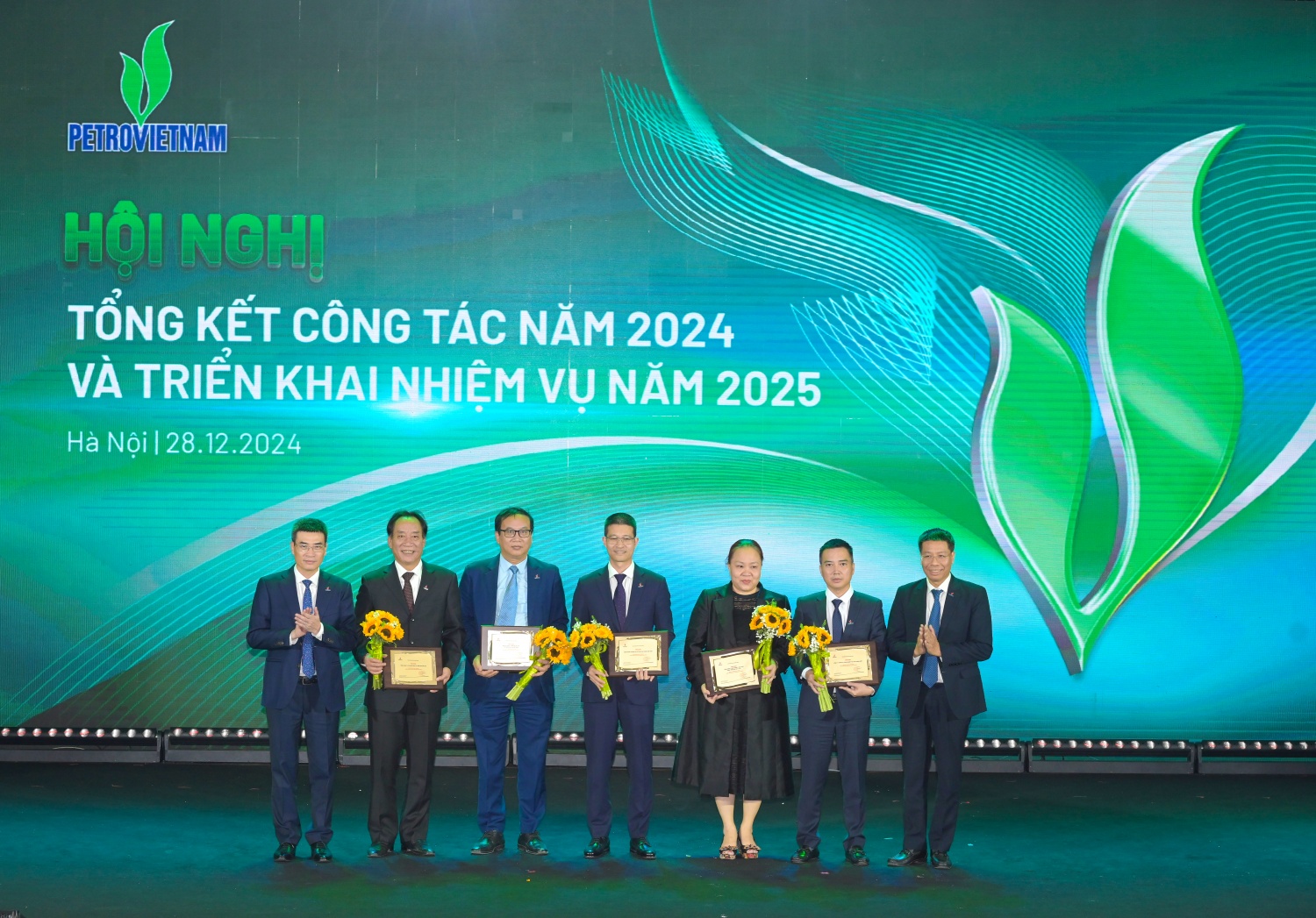 Vinh danh các tập thể xuất sắc đóng góp vào sự phát triển bền vững và tăng trưởng của Petrovietnam năm 2024 Vinh danh các tập thể xuất sắc đóng góp vào sự phát triển bền vững và tăng trưởng của Petrovietnam năm 2024
