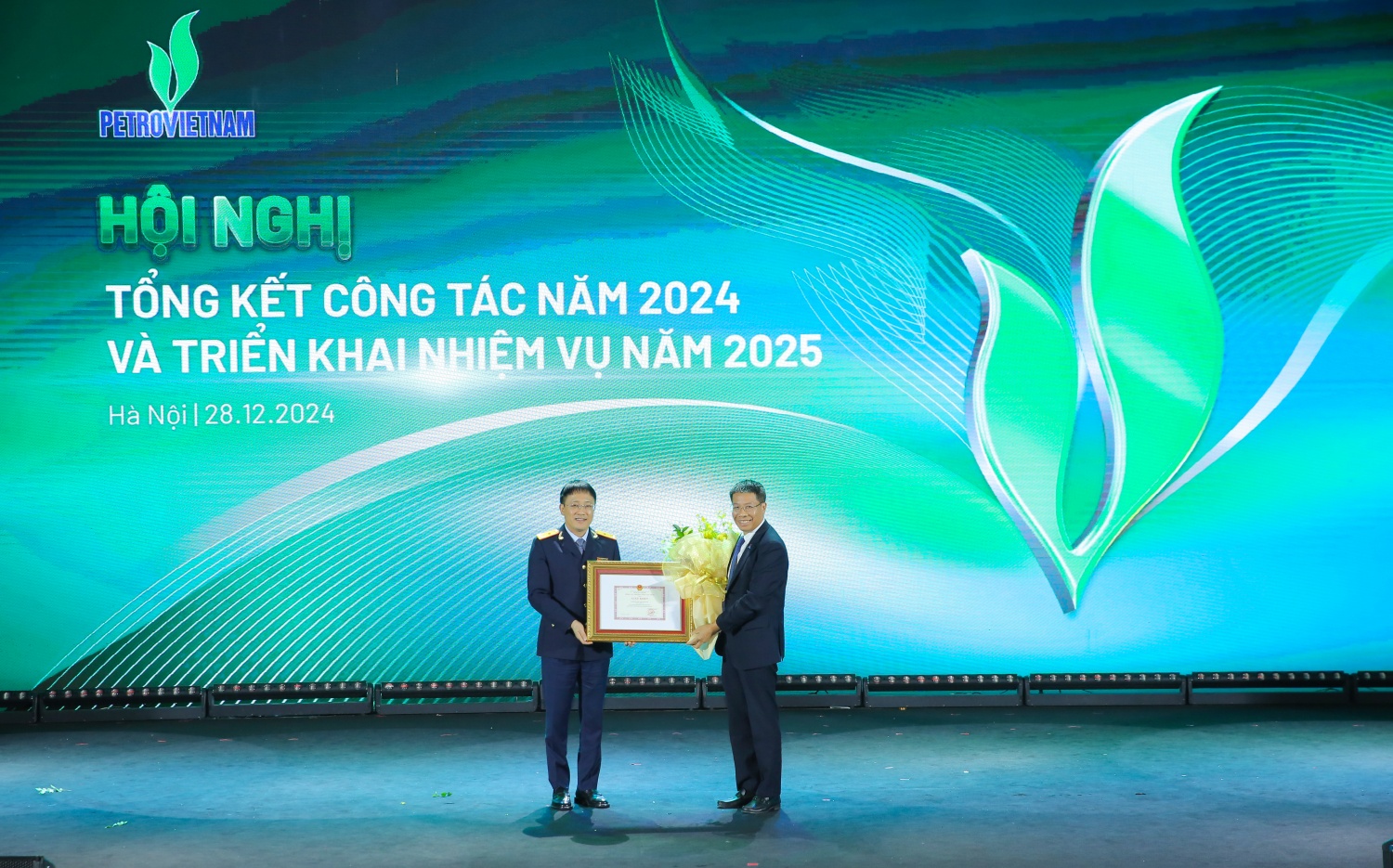 Vinh danh các tập thể xuất sắc đóng góp vào sự phát triển bền vững và tăng trưởng của Petrovietnam năm 2024 Vinh danh các tập thể xuất sắc đóng góp vào sự phát triển bền vững và tăng trưởng của Petrovietnam năm 2024