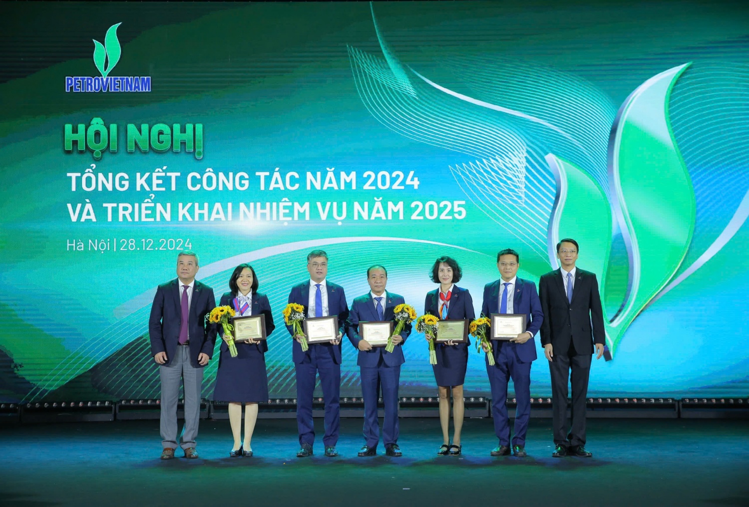 Vinh danh các tập thể xuất sắc đóng góp vào sự phát triển bền vững và tăng trưởng của Petrovietnam năm 2024 Vinh danh các tập thể xuất sắc đóng góp vào sự phát triển bền vững và tăng trưởng của Petrovietnam năm 2024