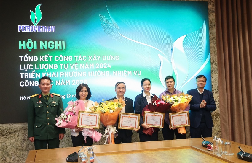 Các đồng chí có thành tích xuất sắc trong phong trào thi đua năm 2024. Các đồng chí có thành tích xuất sắc trong phong trào thi đua năm 2024.