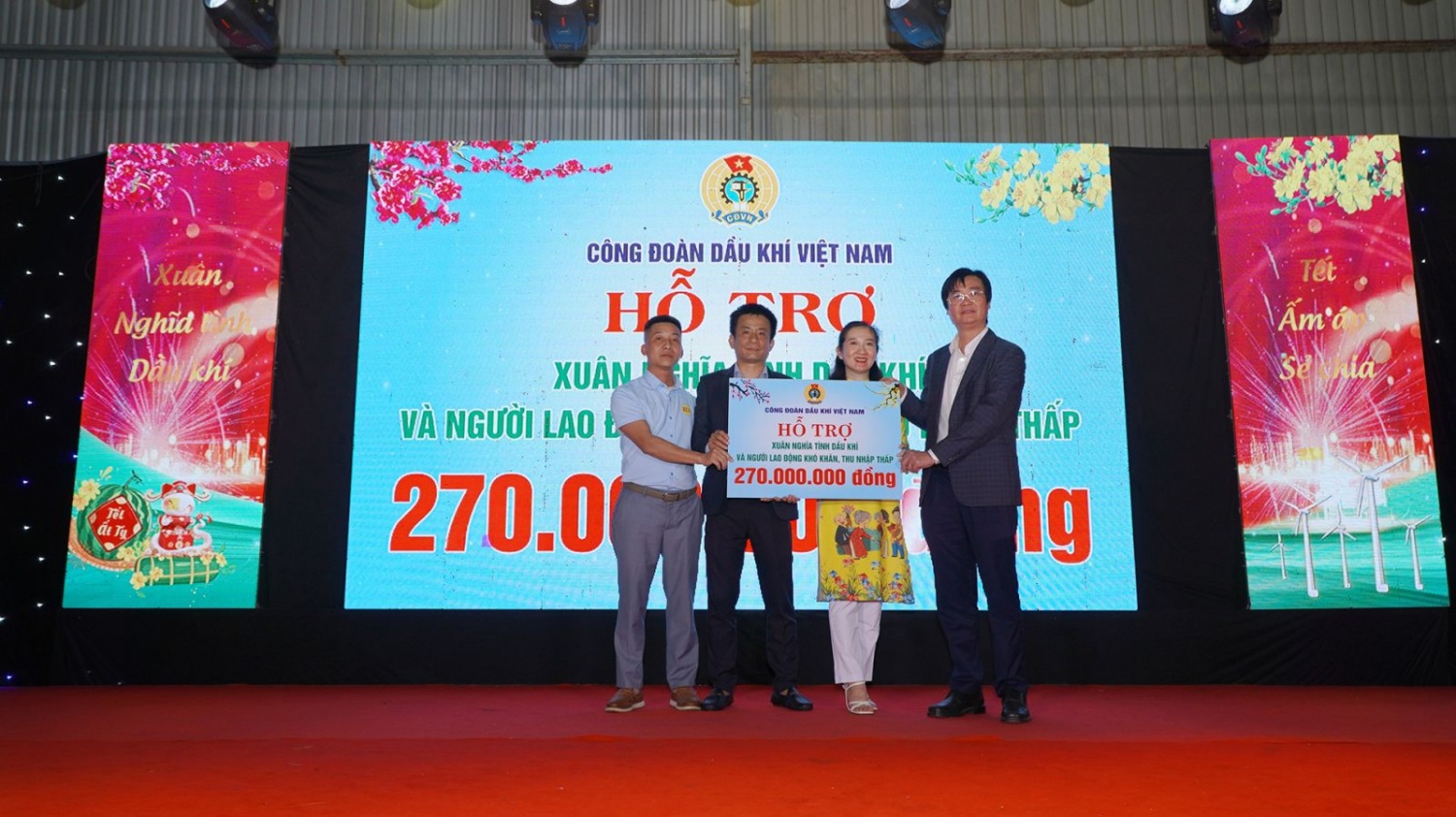 Đại diện CĐ DKVN trao biển tượng trưng số tiền hỗ trợ cho Công đoàn DQS. Mang “Xuân Nghĩa tình Dầu khí - Tết ấm áp, sẻ chia” đến với người lao động DQS