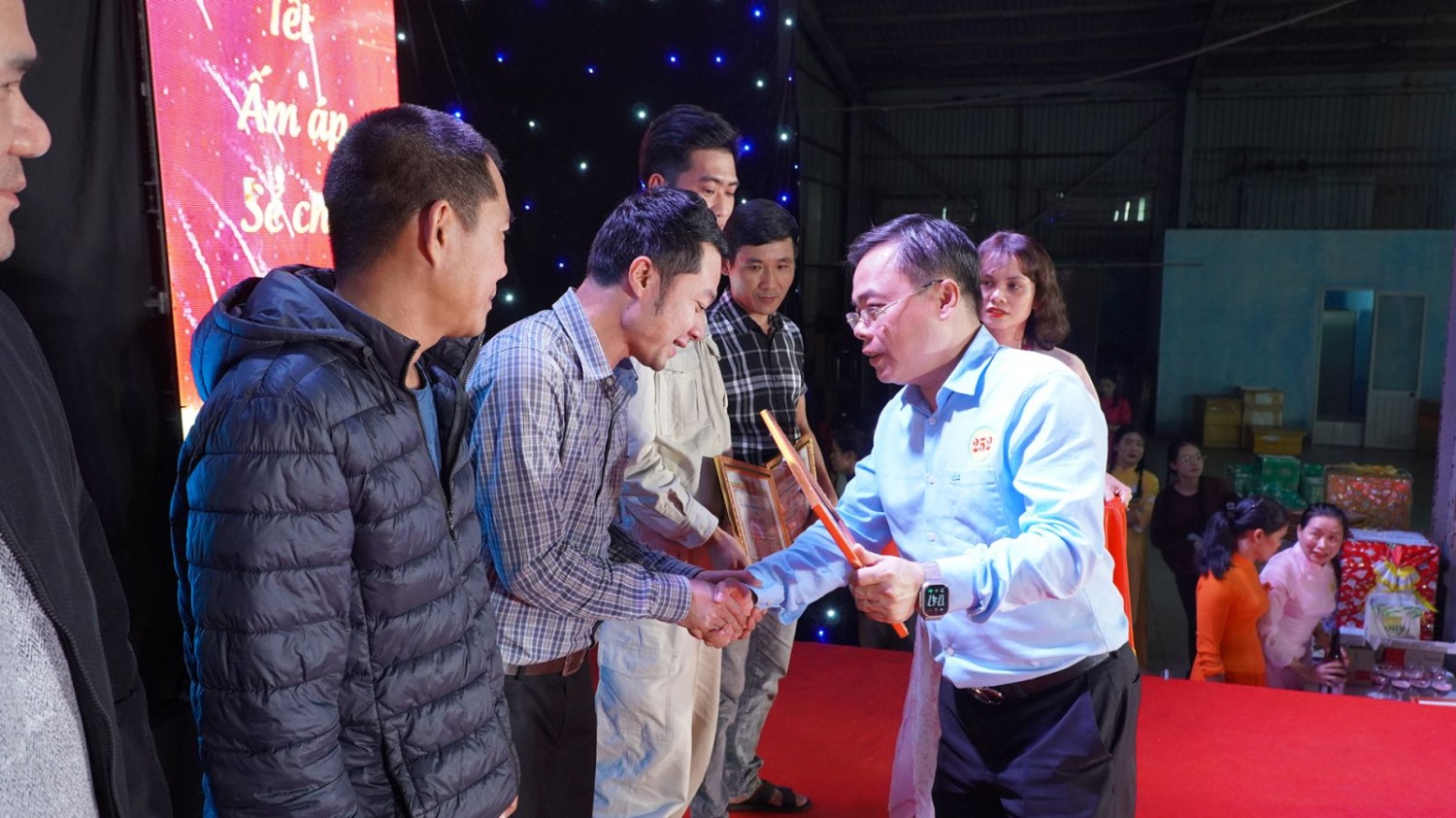 Đồng chí Nguyễn Anh Minh - Tổng Giám đốc DQS trao giấy khen cho tập thể DQS có thành tích xuất sắc trong năm 2024. Mang “Xuân Nghĩa tình Dầu khí - Tết ấm áp, sẻ chia” đến với người lao động DQS
