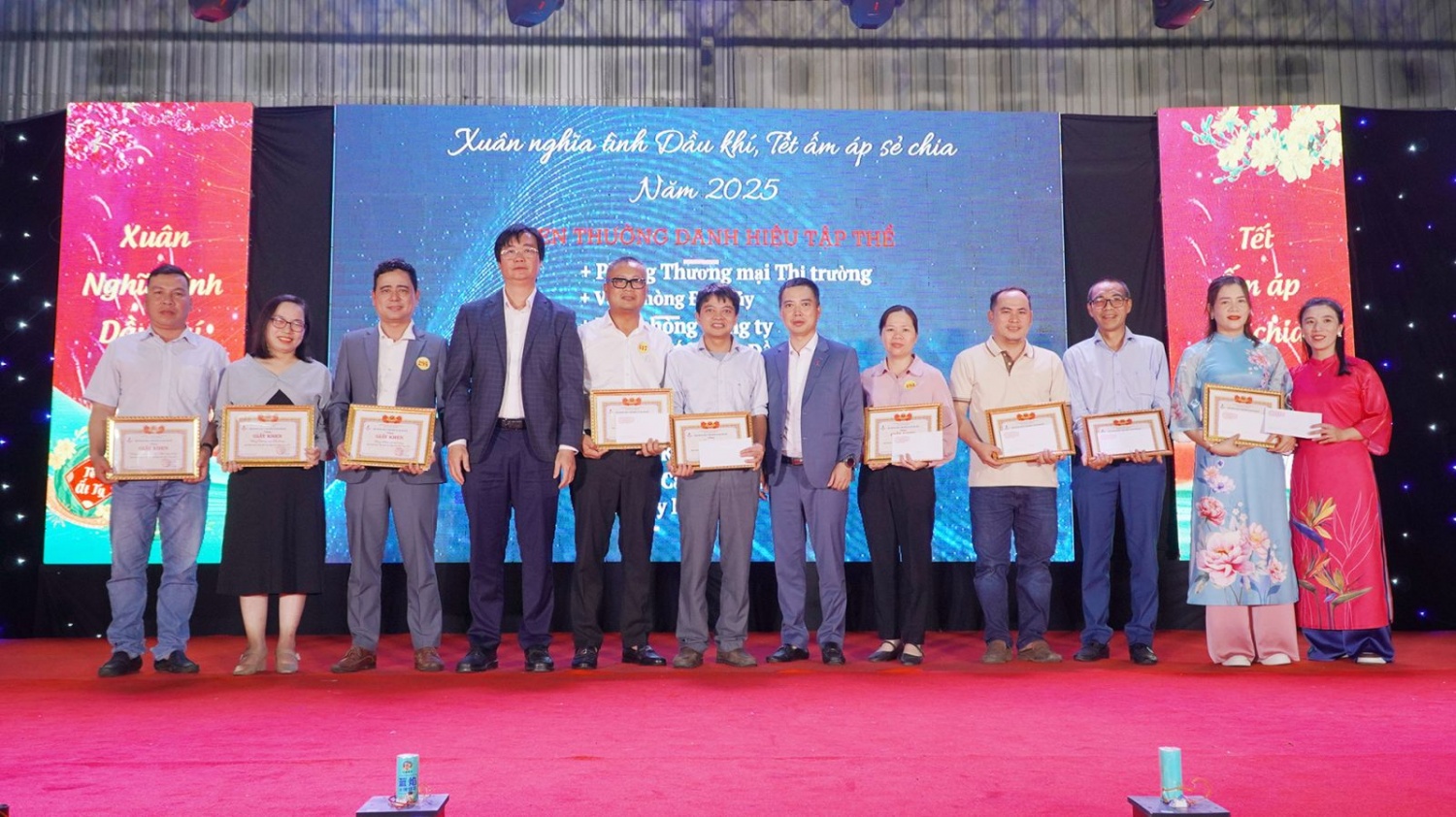 ãnh đạo CĐ DKVN và DQS tặng Giấy khen cho các Tập thể có thành tích xuất sắc trong năm 2024. Mang “Xuân Nghĩa tình Dầu khí - Tết ấm áp, sẻ chia” đến với người lao động DQS