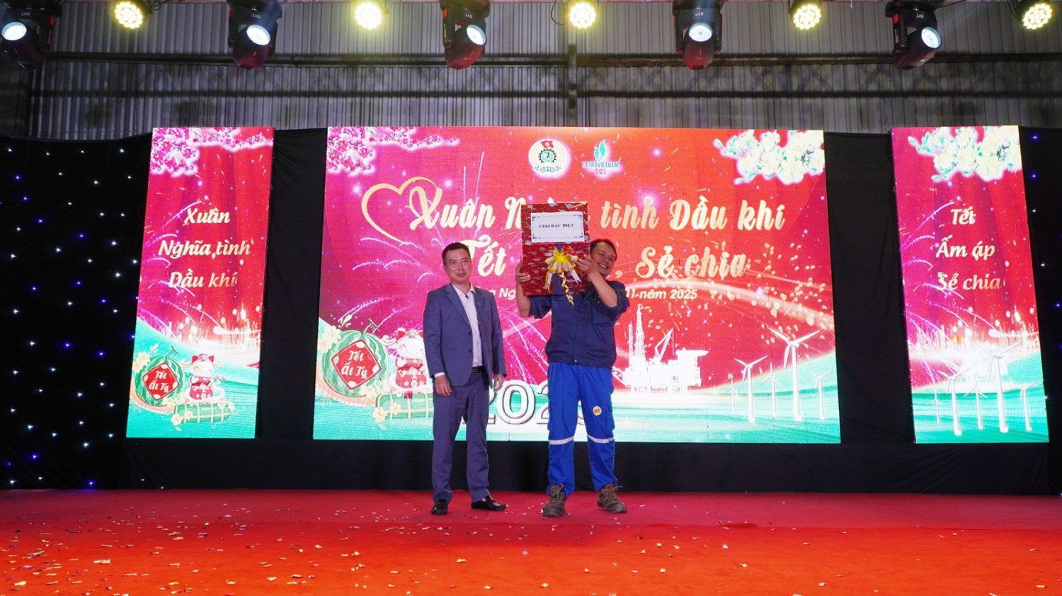 Lãnh đạo DQS trao phần quà đặc biệt cho NLĐ may mắn trong phần bốc thăm trúng thưởng. Mang “Xuân Nghĩa tình Dầu khí - Tết ấm áp, sẻ chia” đến với người lao động DQS