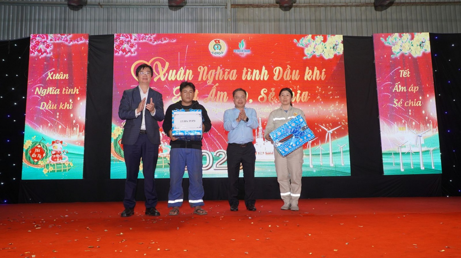 Lãnh đạo CĐ DKVN và DQS trao các phần quà cho NLĐ trúng thưởng. Mang “Xuân Nghĩa tình Dầu khí - Tết ấm áp, sẻ chia” đến với người lao động DQS