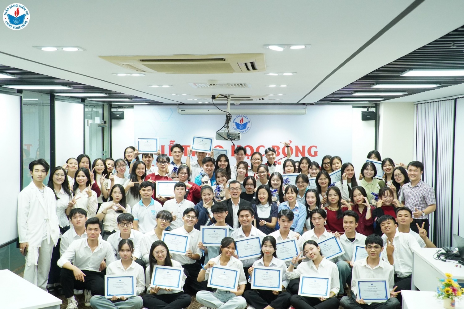 Quỹ Thắp Sáng Niềm Tin trao học bổng và tổng kết hoạt động năm 2024 tại các cộng đồng Quỹ Thắp Sáng Niềm Tin trao học bổng và tổng kết hoạt động năm 2024 tại các cộng đồng