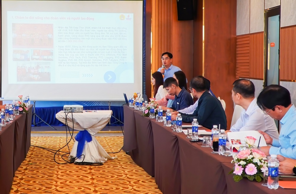 Chủ tịch CĐ Hoàng Xuân Bách báo cáo tổng kết tại hội nghị Công đoàn PV Drilling tổng kết hoạt động năm 2024 và triển khai nhiệm vụ năm 2025