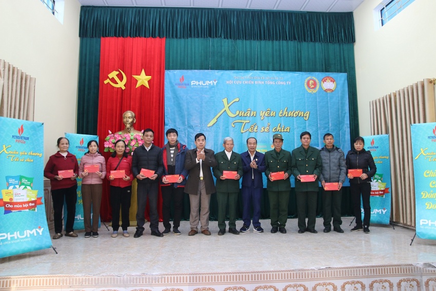 Đồng chí Phạm Quang Dũng trao quà cho các hộ gia đình 