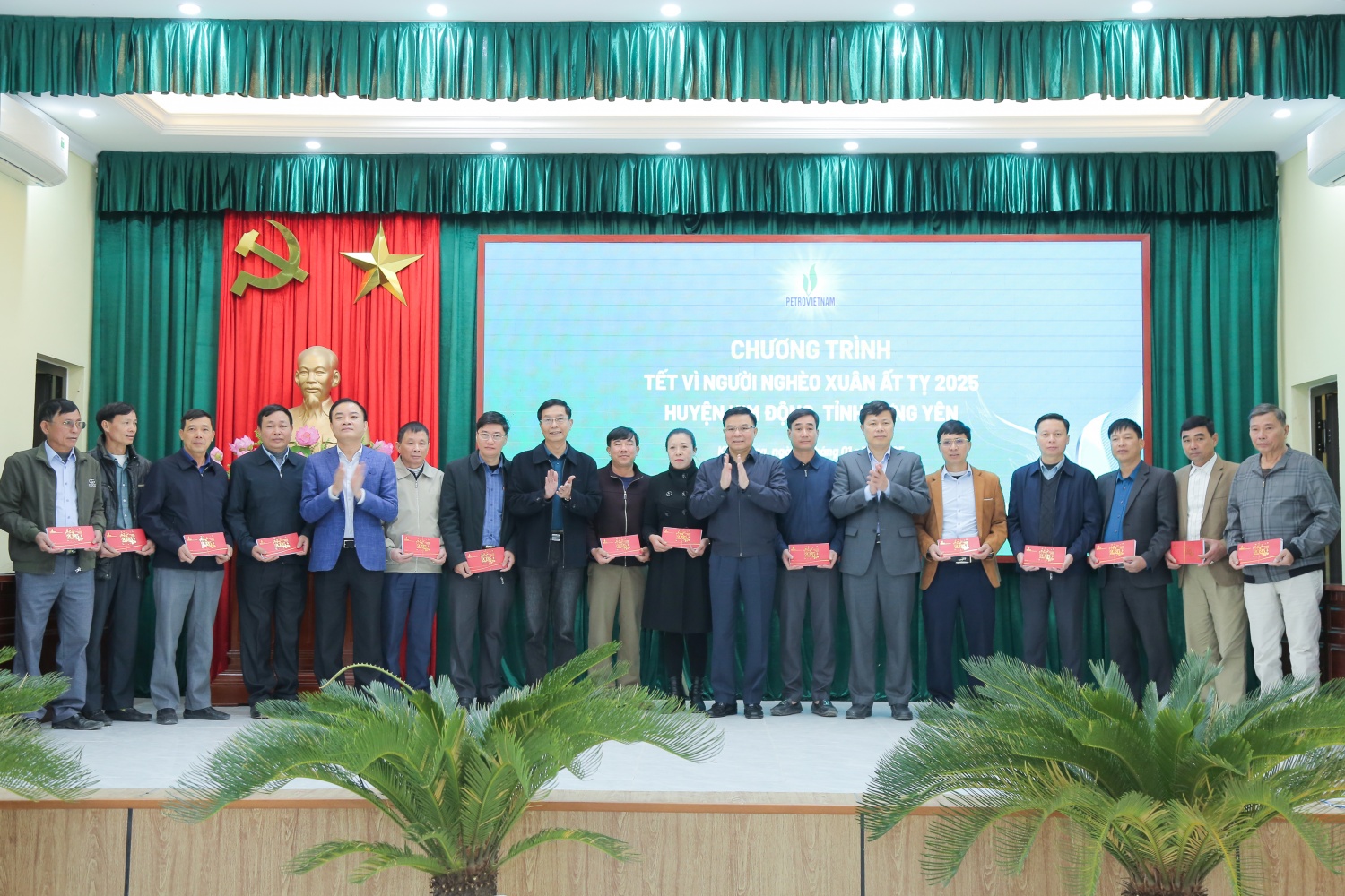 Petrovietnam chung tay hỗ trợ Tết vì người nghèo tại huyện Kim Động Petrovietnam chung tay hỗ trợ Tết vì người nghèo tại huyện Kim Động