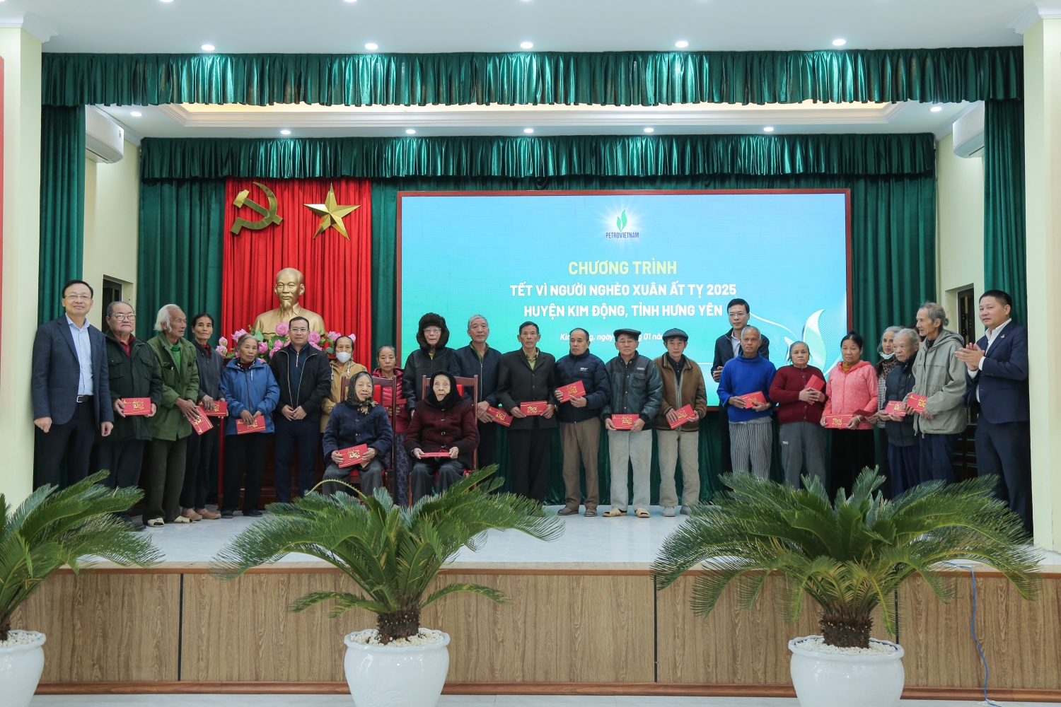 Petrovietnam chung tay hỗ trợ Tết vì người nghèo tại huyện Kim Động Petrovietnam chung tay hỗ trợ Tết vì người nghèo tại huyện Kim Động