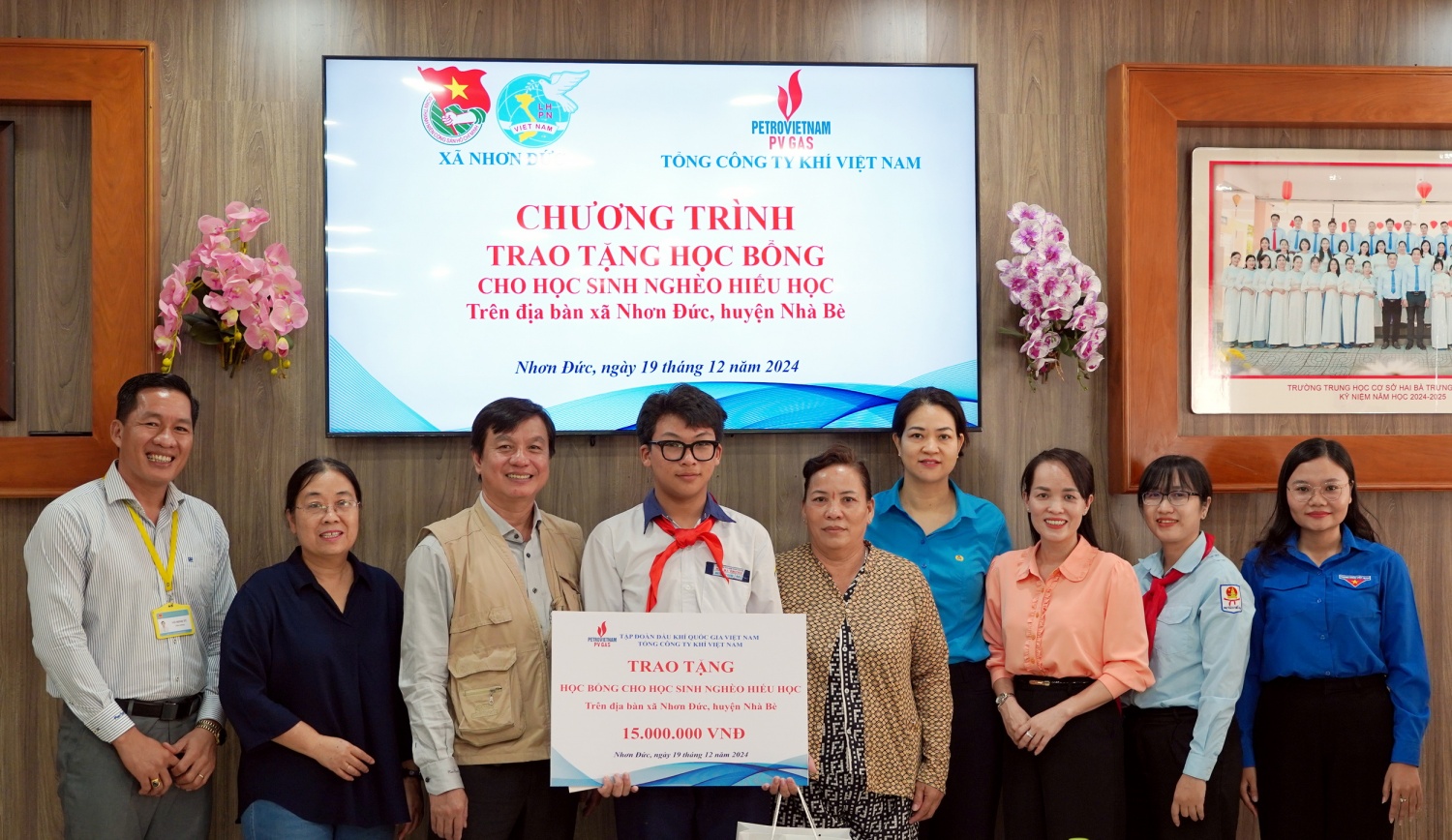Trao học bổng “Thắp sáng ước mơ Việt Nam” cho em Duy Khánh Trao học bổng “Thắp sáng ước mơ Việt Nam” cho em Duy Khánh