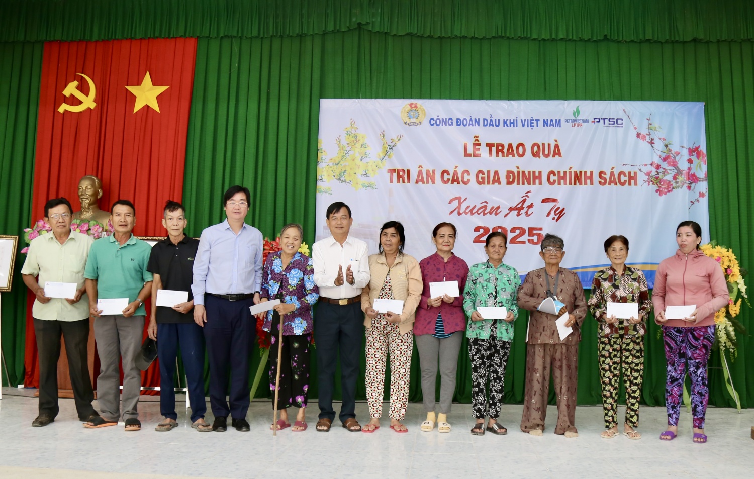 Công đoàn Ban QLDA ĐLDK Long Phú 1 tổ chức nhiều hoạt động ý nghĩa tại chương trình “Xuân nghĩa tình Dầu khí - Tết ấm áp sẻ chia” “Xuân nghĩa tình Dầu khí - Tết ấm áp, sẻ chia” tại Ban QLDA ĐLDK Long Phú 1