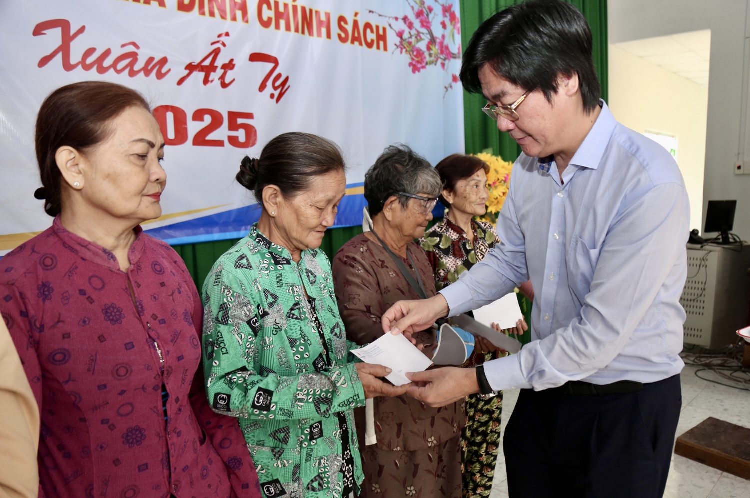 Công đoàn Ban QLDA ĐLDK Long Phú 1 tổ chức nhiều hoạt động ý nghĩa tại chương trình “Xuân nghĩa tình Dầu khí - Tết ấm áp sẻ chia” “Xuân nghĩa tình Dầu khí - Tết ấm áp, sẻ chia” tại Ban QLDA ĐLDK Long Phú 1
