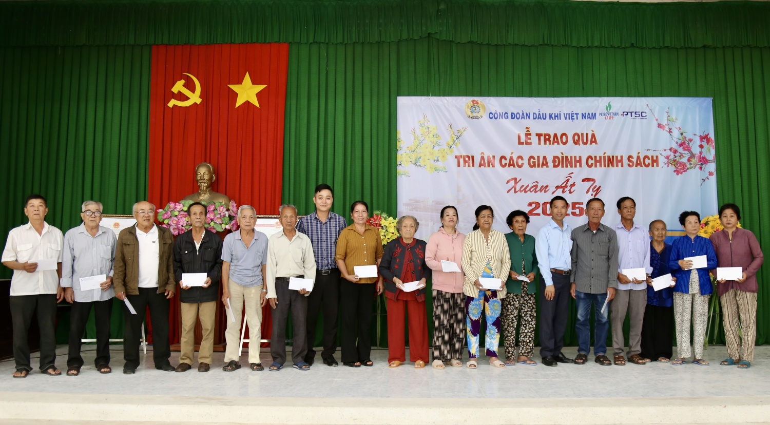 Công đoàn Ban QLDA ĐLDK Long Phú 1 tổ chức nhiều hoạt động ý nghĩa tại chương trình “Xuân nghĩa tình Dầu khí - Tết ấm áp sẻ chia” “Xuân nghĩa tình Dầu khí - Tết ấm áp, sẻ chia” tại Ban QLDA ĐLDK Long Phú 1